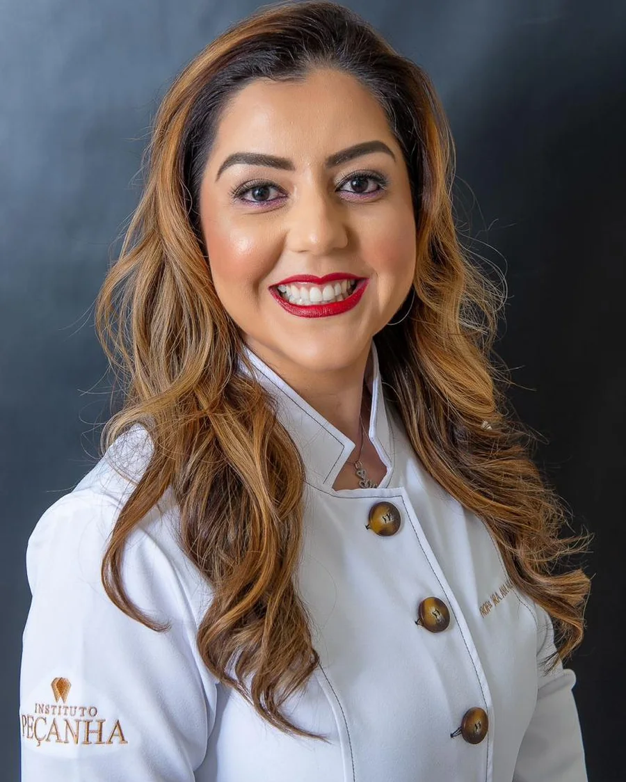Dra. Ana Paula Peçanha, especialista em prótese dentária